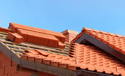 Traces d'humidité au plafond : est-ce forcément un problème de toiture ?